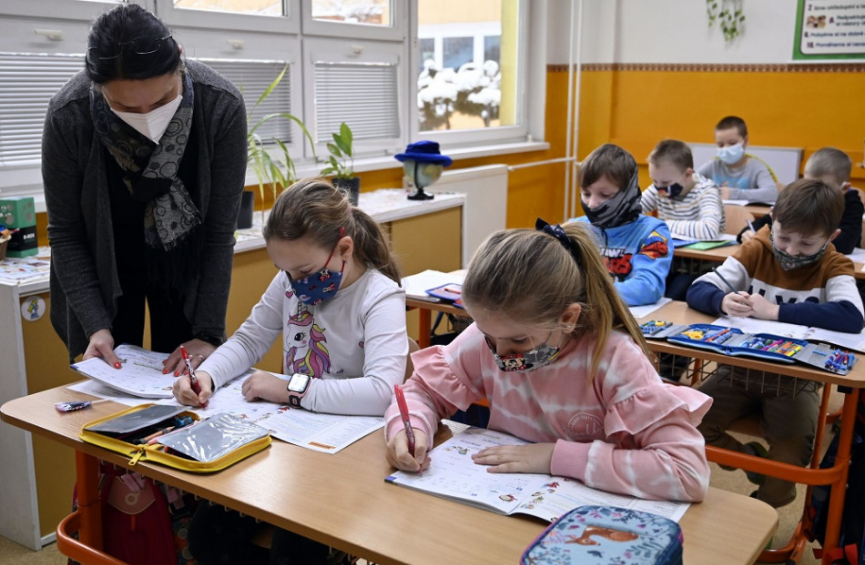 S prezenčnou výučbou začali vo všetkých základných školách v Prievidzi