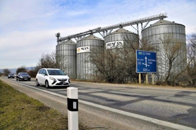 Slovenská správa ciest podpísala zmluvu s firmou SMS na rekonštrukciu takzvanej panelky, cesty pri Trenčíne smerom do Prievidze.