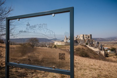 Foto: Unikátne tabule odhaľujú historickú podobu siedmich krajských hradov a zrúcanín