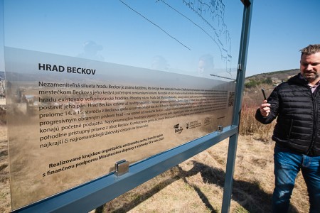 Foto: Unikátne tabule odhaľujú historickú podobu siedmich krajských hradov a zrúcanín 0