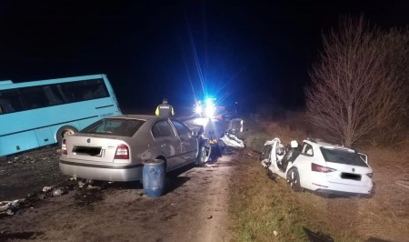 NEHODA: Zrážka dvoch osobných áut a autobusu za Prievidzou smerom na obec Nedožery-Brezany si vyžiadala obete 2