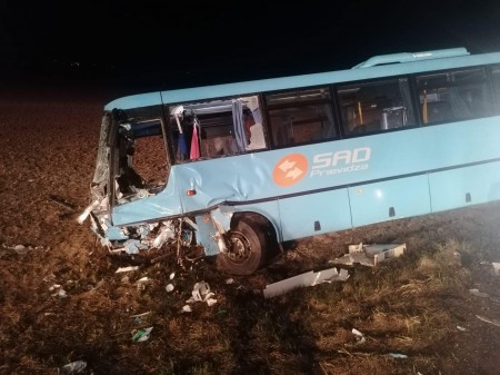 NEHODA: Zrážka dvoch osobných áut a autobusu za Prievidzou smerom na obec Nedožery-Brezany si vyžiadala obete 3