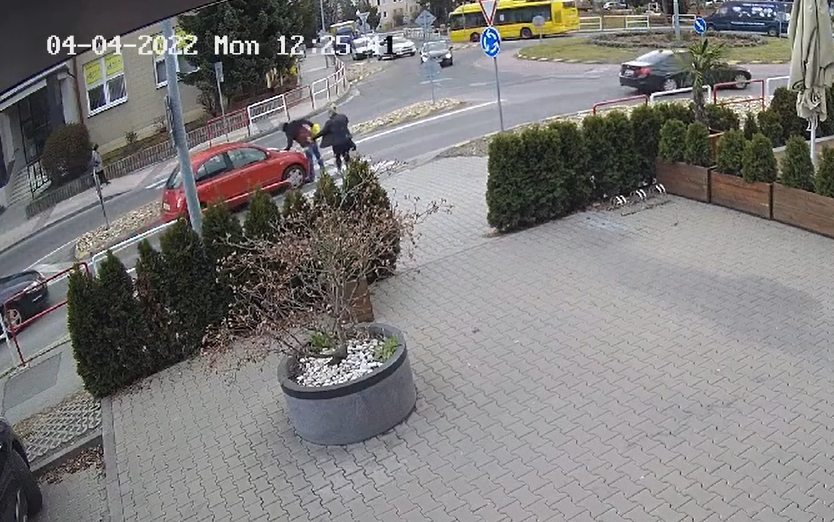 Video: Polícia hľadá svedkov dopravnej nehody v centre Prievidze