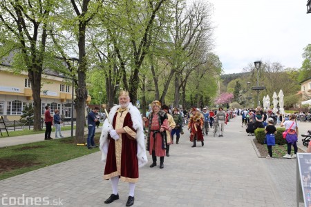 Foto a video: Letnú sezónu hornej Nitry otvoril v Bojniciach sprievod postáv z rozprávok a filmov 100