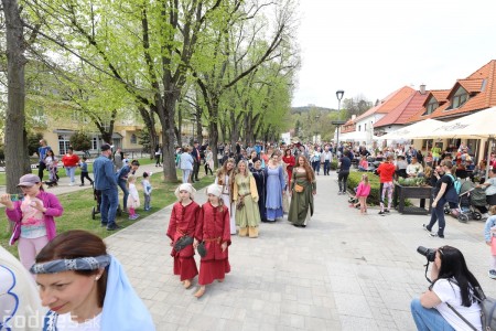 Foto a video: Letnú sezónu hornej Nitry otvoril v Bojniciach sprievod postáv z rozprávok a filmov 154