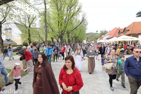 Foto a video: Letnú sezónu hornej Nitry otvoril v Bojniciach sprievod postáv z rozprávok a filmov 156