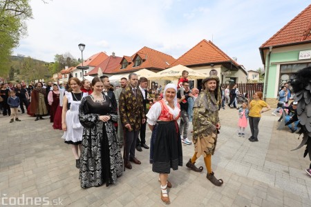 Foto a video: Letnú sezónu hornej Nitry otvoril v Bojniciach sprievod postáv z rozprávok a filmov 165