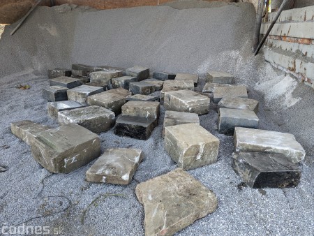 Foto a video: Unikátny nález náhrobných kameňov židovských obyvateľov v Prievidzi 0