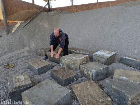 Foto a video: Unikátny nález náhrobných kameňov židovských obyvateľov v Prievidzi 1