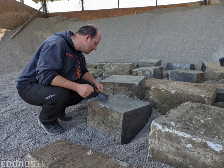 Foto a video: Unikátny nález náhrobných kameňov židovských obyvateľov v Prievidzi 6