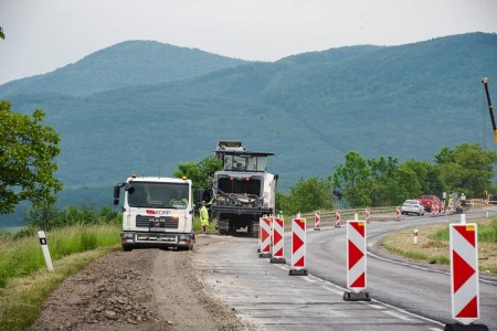 Video: Dnes sa slávnostne začala rekonštrukcia panelky pri Trenčíne,vodičov čakajú obmedzenia 0