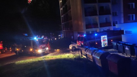 Tragický požiar v Handlovej: Štyri ľudia zahynuli na schodisku pri úniku pred ohňom (video) 0