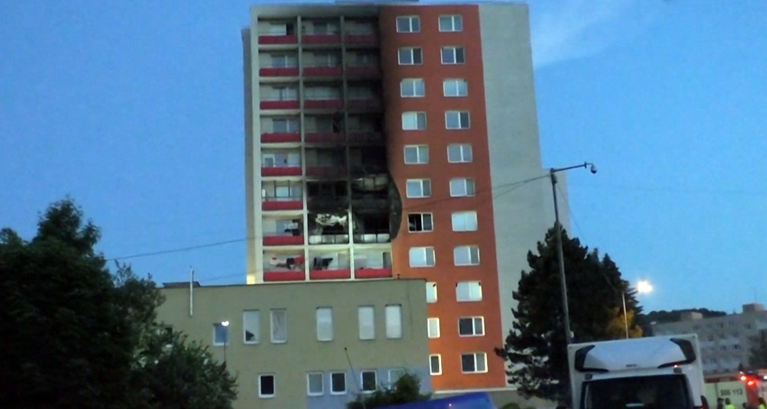 Tragický požiar v Handlovej: Štyri ľudia zahynuli na schodisku pri úniku pred ohňom (video)