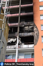 Tragický požiar v Handlovej: Štyri ľudia zahynuli na schodisku pri úniku pred ohňom (video) 3