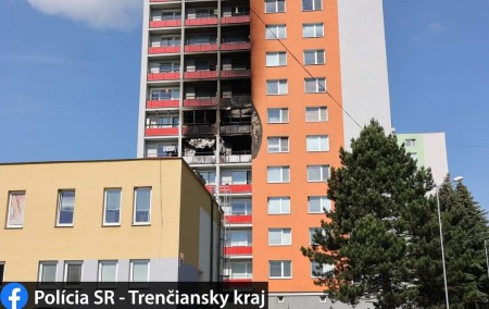 Tragický požiar v Handlovej: Štyri ľudia zahynuli na schodisku pri úniku pred ohňom (video) 4
