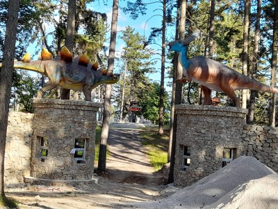 DINO Park Bojnice Dinono - Vyhliadková veža Čajka v oblakoch Bojnice