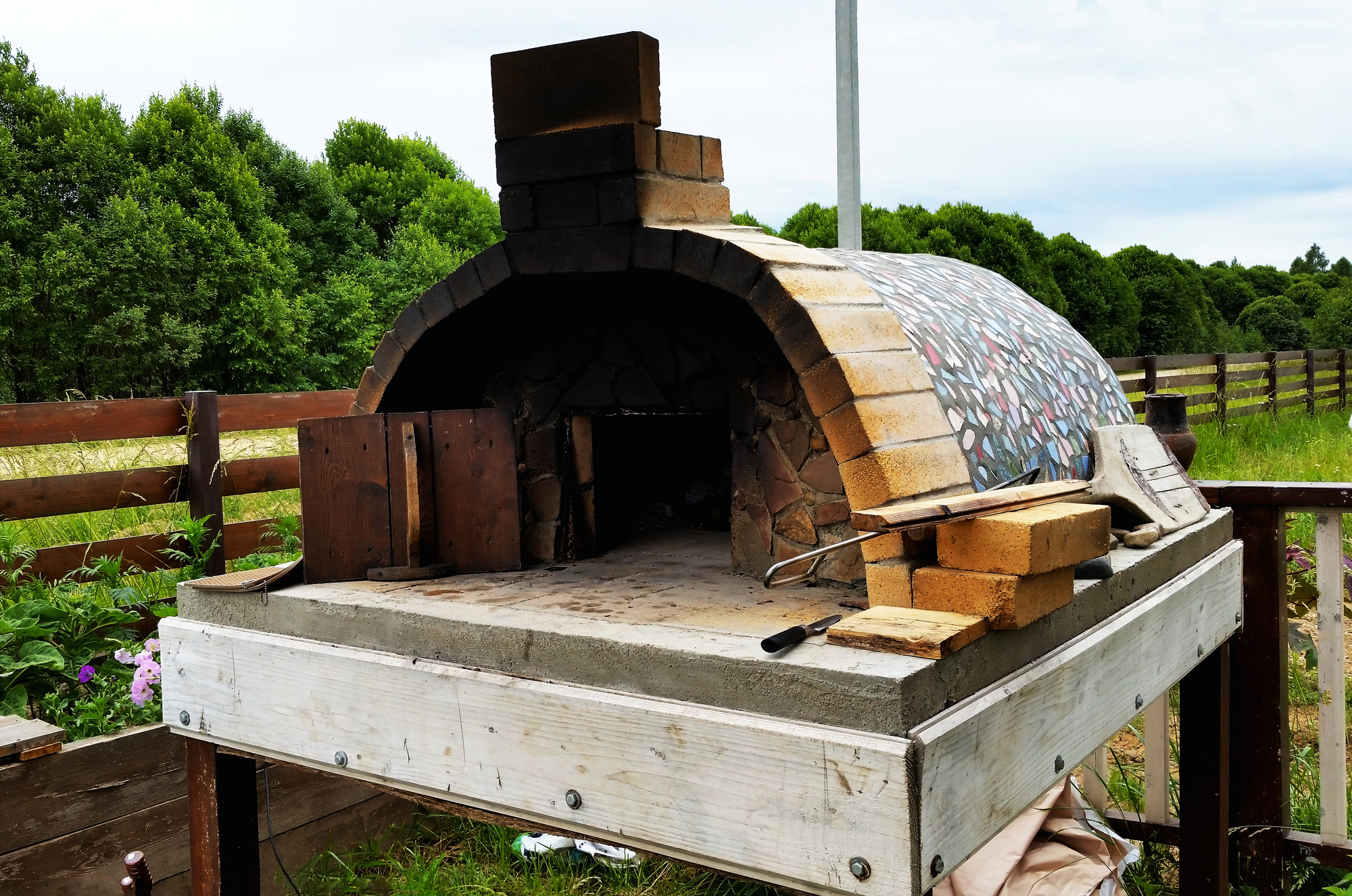 Výhody a nevýhody postavenia vlastnej pizza pece
