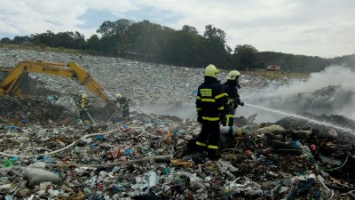 Foto: Hasiči likvidovali požiar skládky v katastri obce Nitrica (okres Prievidza)