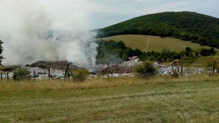 Foto: Hasiči likvidovali požiar skládky v katastri obce Nitrica (okres Prievidza) 0
