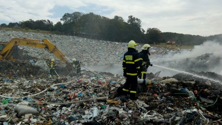 Foto: Hasiči likvidovali požiar skládky v katastri obce Nitrica (okres Prievidza) 1