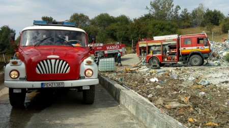 Foto: Hasiči likvidovali požiar skládky v katastri obce Nitrica (okres Prievidza) 4