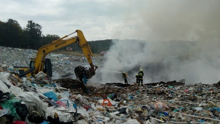 Foto: Hasiči likvidovali požiar skládky v katastri obce Nitrica (okres Prievidza) 8