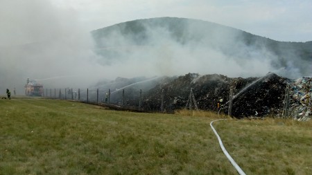 Foto: Hasiči likvidovali požiar skládky v katastri obce Nitrica (okres Prievidza) 9