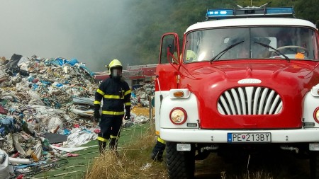 Foto: Hasiči likvidovali požiar skládky v katastri obce Nitrica (okres Prievidza) 10