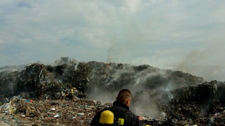 Foto: Hasiči likvidovali požiar skládky v katastri obce Nitrica (okres Prievidza) 12