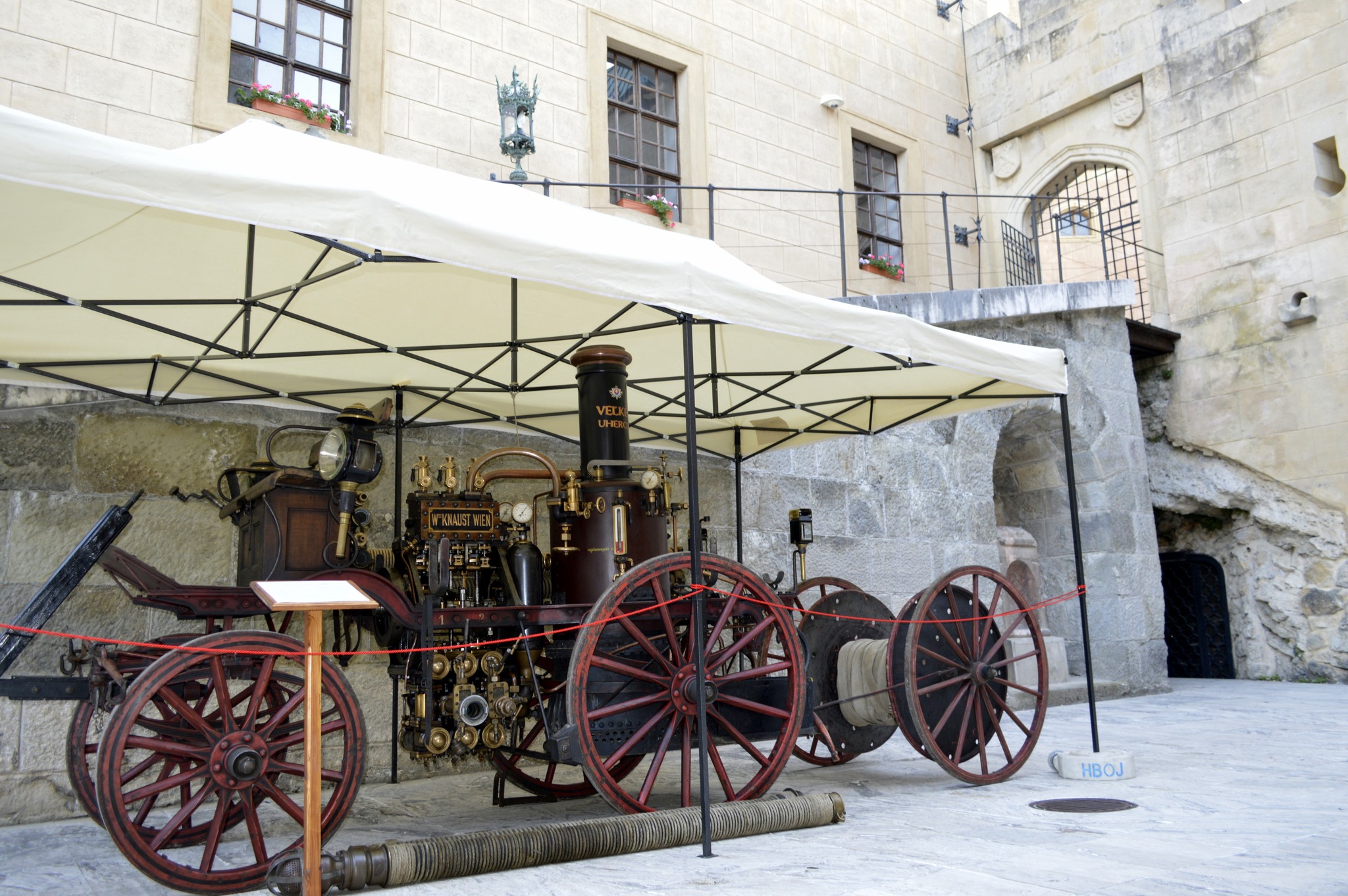 Foto: Na Bojnickom zámku môžete vidieť historickú parnú striekačku, ktorá pomáhala pri hasení požiaru v roku 1950