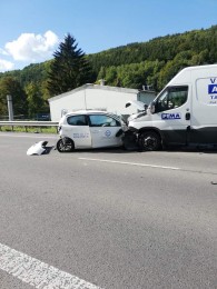 Nehoda troch vozidiel na ceste I/9 pri Ráztočne (okres Prievidza) v piatok dopoludnia si vyžiadala život 48-ročného vodiča Peugeotu 0