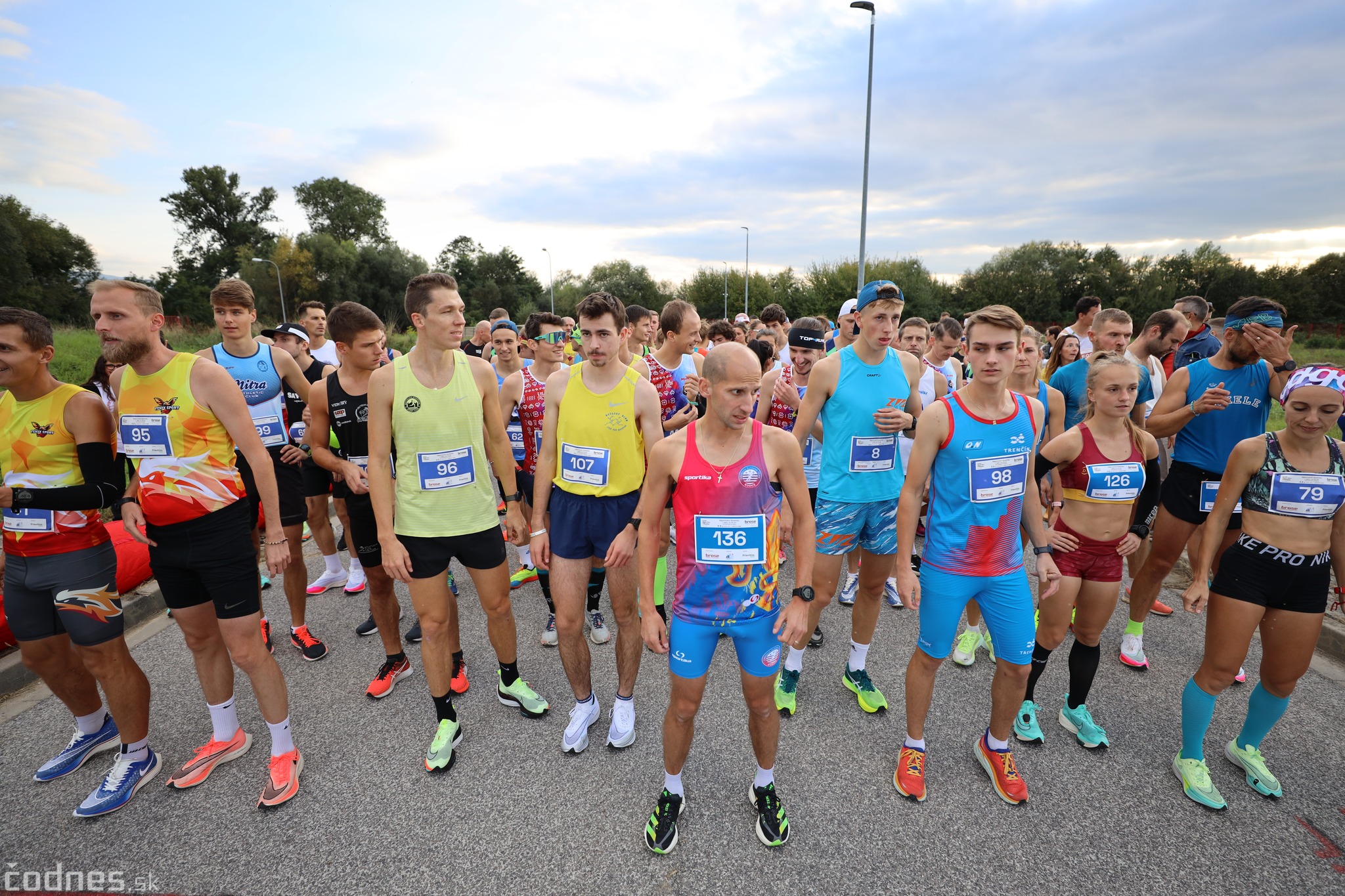 Video: Špičkoví slovenskí vytrvalci sa zišli v Prievidzi, kde v rámci Night runu bojovali o titul majstra Slovenska v cestnom behu na 10 km.