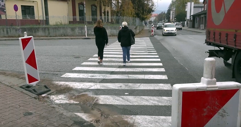 Video: Začínajú práce na vybudovaní ostrovčeka na priechode prechodcov na Ulici za depom v Prievidzi