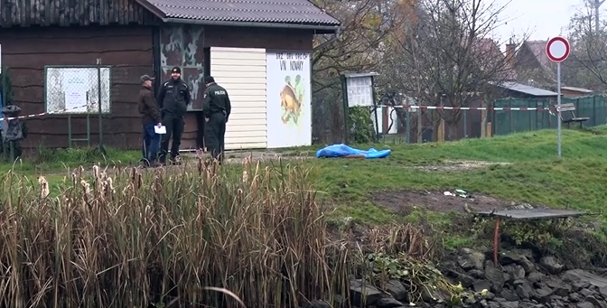 Video: Vo vodnej nádrži v Novákoch našiel okoloidúci telo 57-ročnej ženy