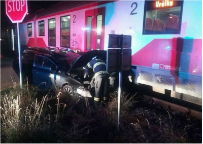 NEHODA NA ŽELEZNIČNOM PRIECESTÍ: V Prievidzi sa zrazilo auto s vlakom