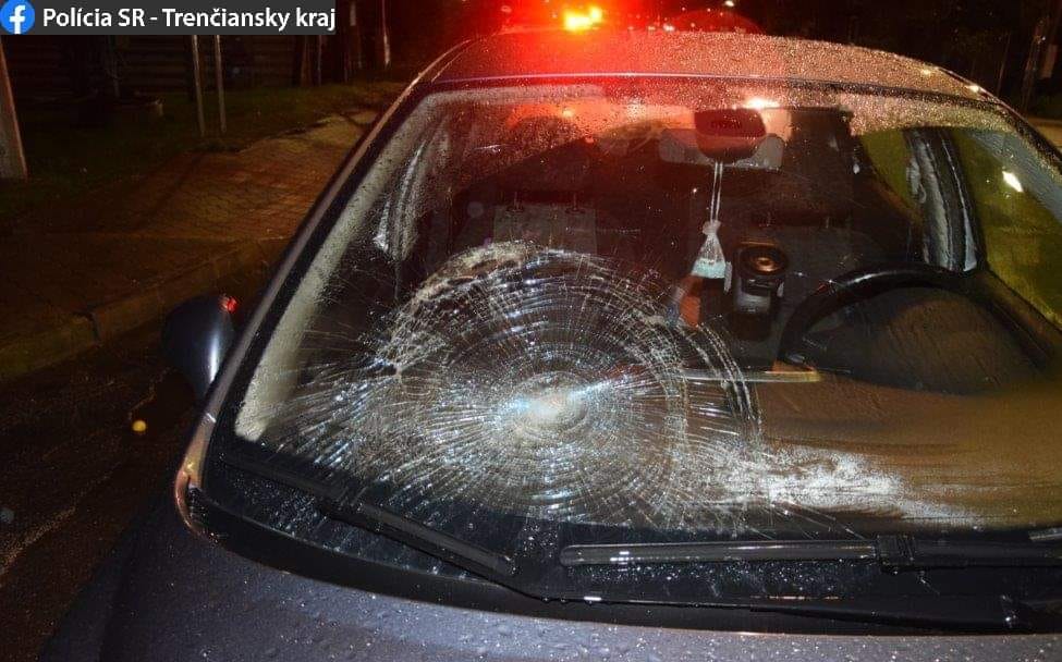 Foto: Vodička zrazila v obci Zemianske Kostoľany v okrese Prievidza na priechode dôchodkyňu, zraneniam podľahla