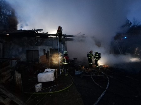 Foto: Včerajší požiar hospodárskej budovy v obci Nitrianske Pravno časť Vyšehradné (okres Prievidza) 0