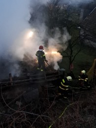 Foto: Včerajší požiar hospodárskej budovy v obci Nitrianske Pravno časť Vyšehradné (okres Prievidza) 1