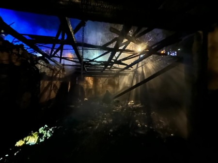 Foto: Včerajší požiar hospodárskej budovy v obci Nitrianske Pravno časť Vyšehradné (okres Prievidza) 2