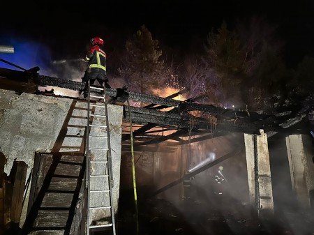 Foto: Včerajší požiar hospodárskej budovy v obci Nitrianske Pravno časť Vyšehradné (okres Prievidza) 3