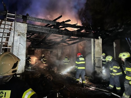 Foto: Včerajší požiar hospodárskej budovy v obci Nitrianske Pravno časť Vyšehradné (okres Prievidza) 4