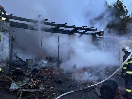 Foto: Včerajší požiar hospodárskej budovy v obci Nitrianske Pravno časť Vyšehradné (okres Prievidza) 7