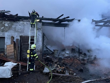 Foto: Včerajší požiar hospodárskej budovy v obci Nitrianske Pravno časť Vyšehradné (okres Prievidza) 8