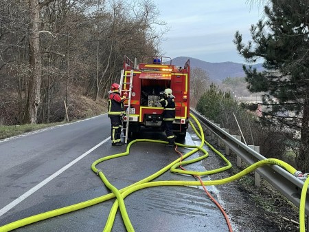 Foto: Včerajší požiar hospodárskej budovy v obci Nitrianske Pravno časť Vyšehradné (okres Prievidza) 11