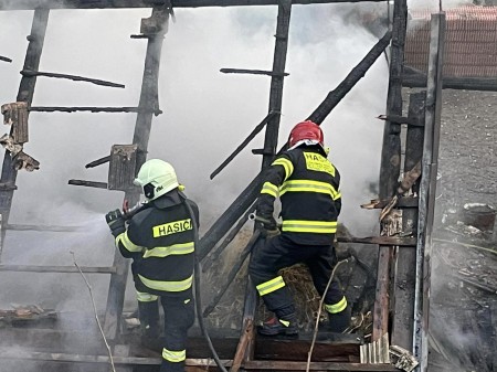 Foto: Včerajší požiar hospodárskej budovy v obci Nitrianske Pravno časť Vyšehradné (okres Prievidza) 12