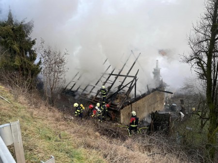Foto: Včerajší požiar hospodárskej budovy v obci Nitrianske Pravno časť Vyšehradné (okres Prievidza) 13