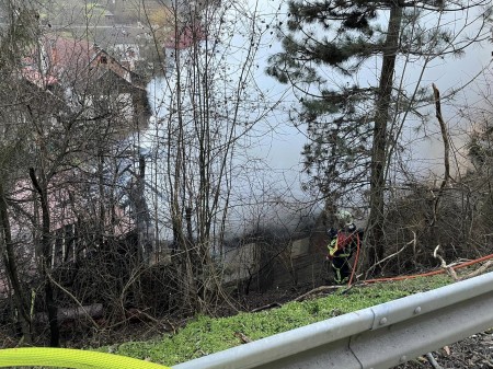 Foto: Včerajší požiar hospodárskej budovy v obci Nitrianske Pravno časť Vyšehradné (okres Prievidza) 14