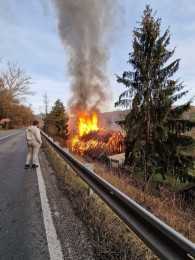 Foto: Včerajší požiar hospodárskej budovy v obci Nitrianske Pravno časť Vyšehradné (okres Prievidza) 16