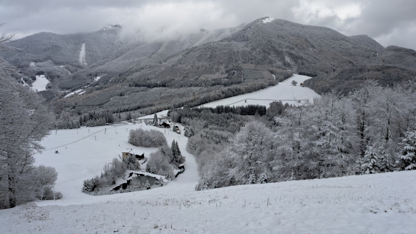 Vďaka prírodnému snehu sa v tredisku Skiarena Fačkovské sedlo podarilo spustiť malé vleky