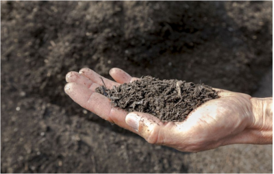 V Prievidzi možno bezplatne prevziať kompost z mestskej kompostárne